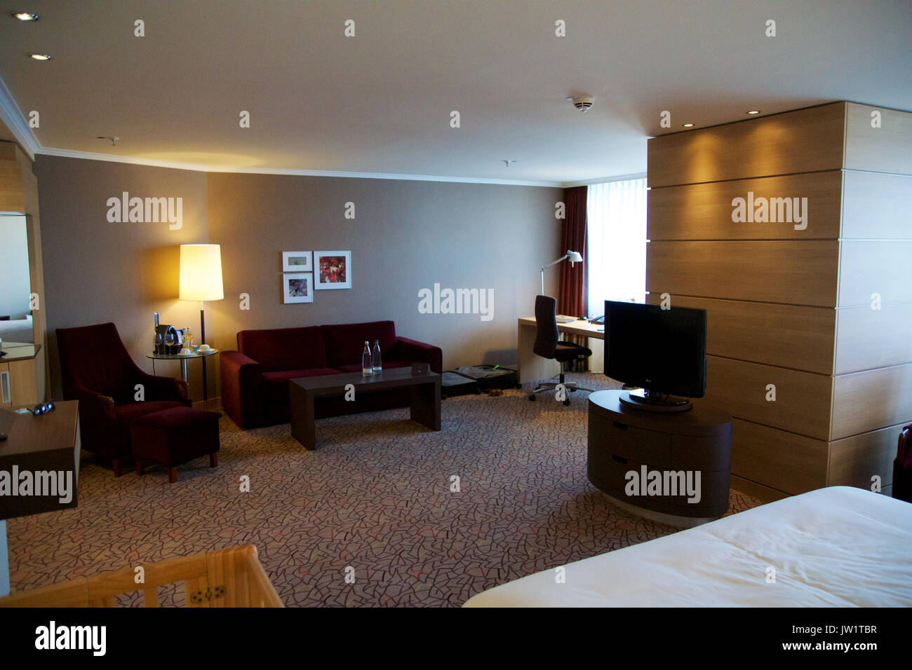 MAINZ, DEUTSCHLAND - May 7th, 2017: Luxus und schön eingerichtete Wohnzimmer, Esszimmer mit der Tabelle mit Kaffee, Tee und der Wohnbereich, Zimmer und einen Schreibtisch. Perfekte Inneneinrichtung. Stockfoto MAINZ, DEUTSCHLAND - May 7th, 2017: Luxus und schön eingerichtete Wohnzimmer, Esszimmer mit der Tabelle mit Kaffee, Tee und der Wohnbereich, Zimmer und einen Schreibtisch. Perfekte Inneneinrichtung. Stockfoto