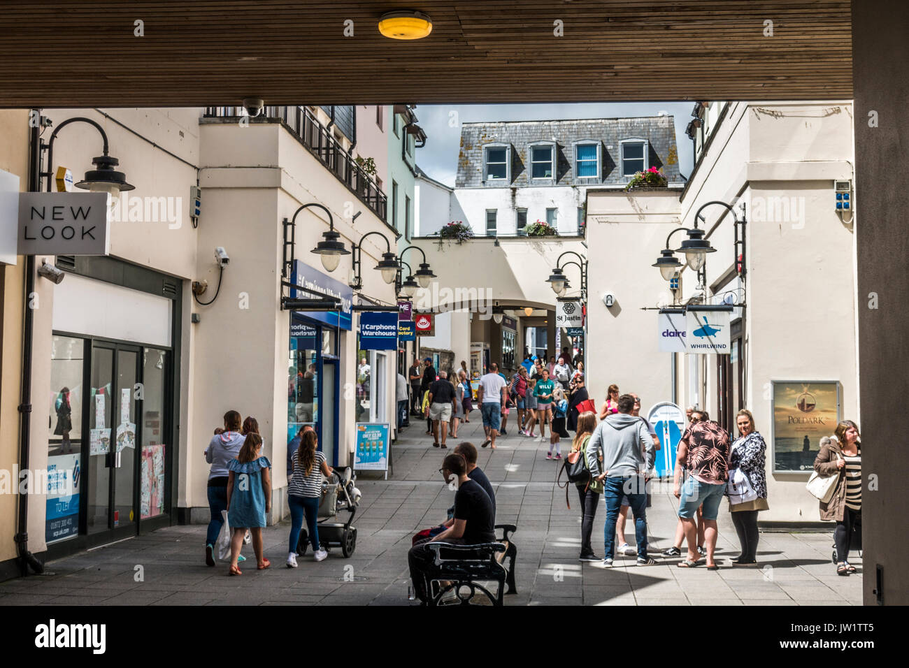 Wharfside Einkaufszentrum Arkade, voll von Menschen an einem sonnigen Sommer in Penzance, Cornwall, England, Großbritannien. Stockfoto