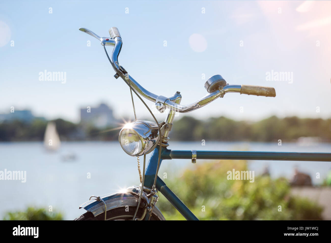 Teilweise mit Blick auf die Vintage blau Fahrrad mit Lenker und Licht unter blauem Himmel Stockfoto