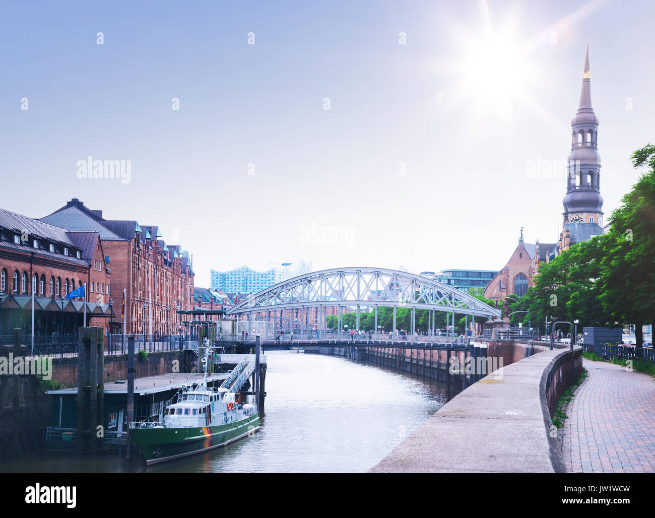 Speicherstadt Speicherstadt in Hamburg über Zollkanal Kanal gesehen mit der Elbphilharmonie im Hintergrund Stockfoto