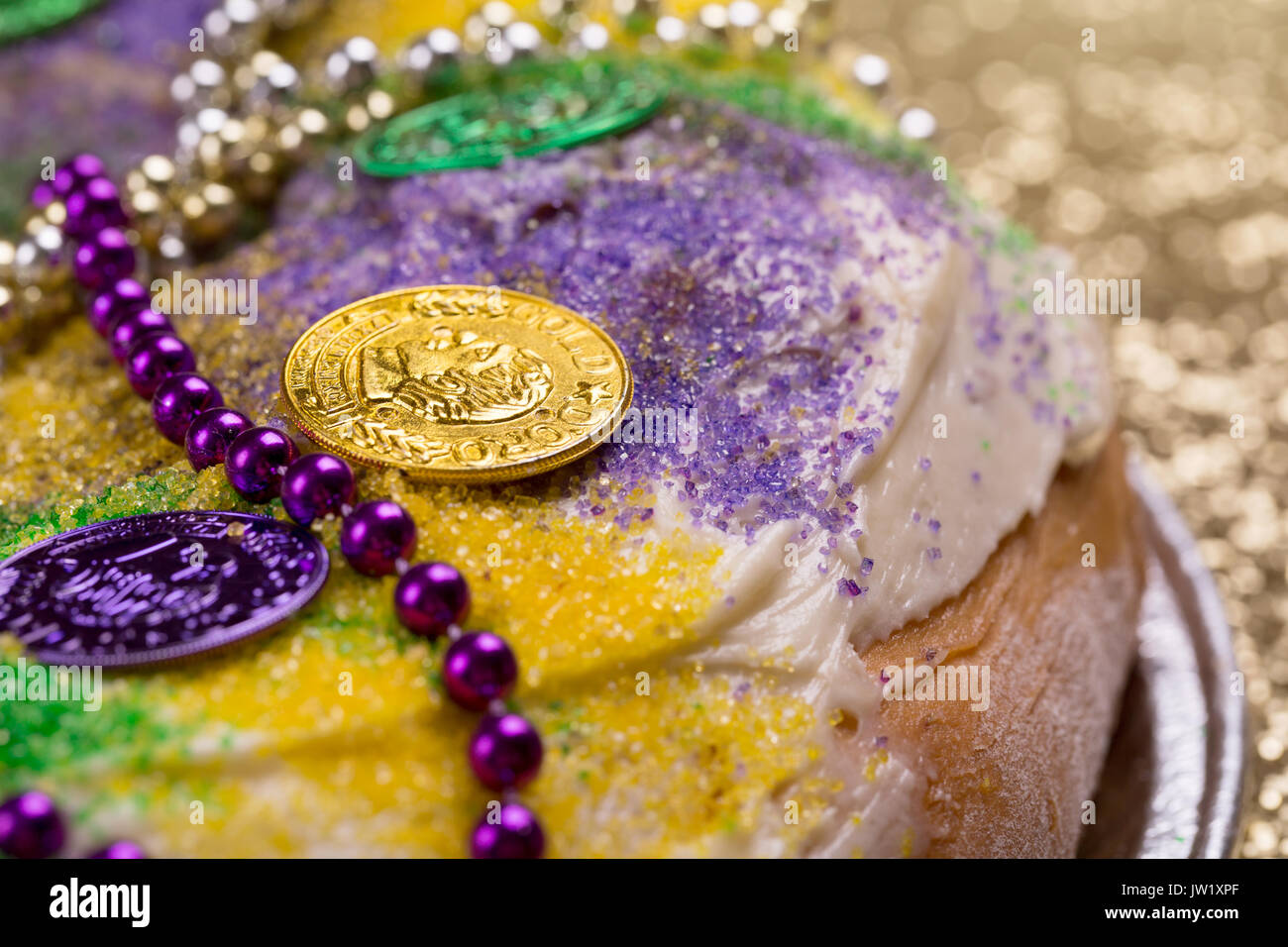 König Kuchen auf Gold Glitzer Stockfoto