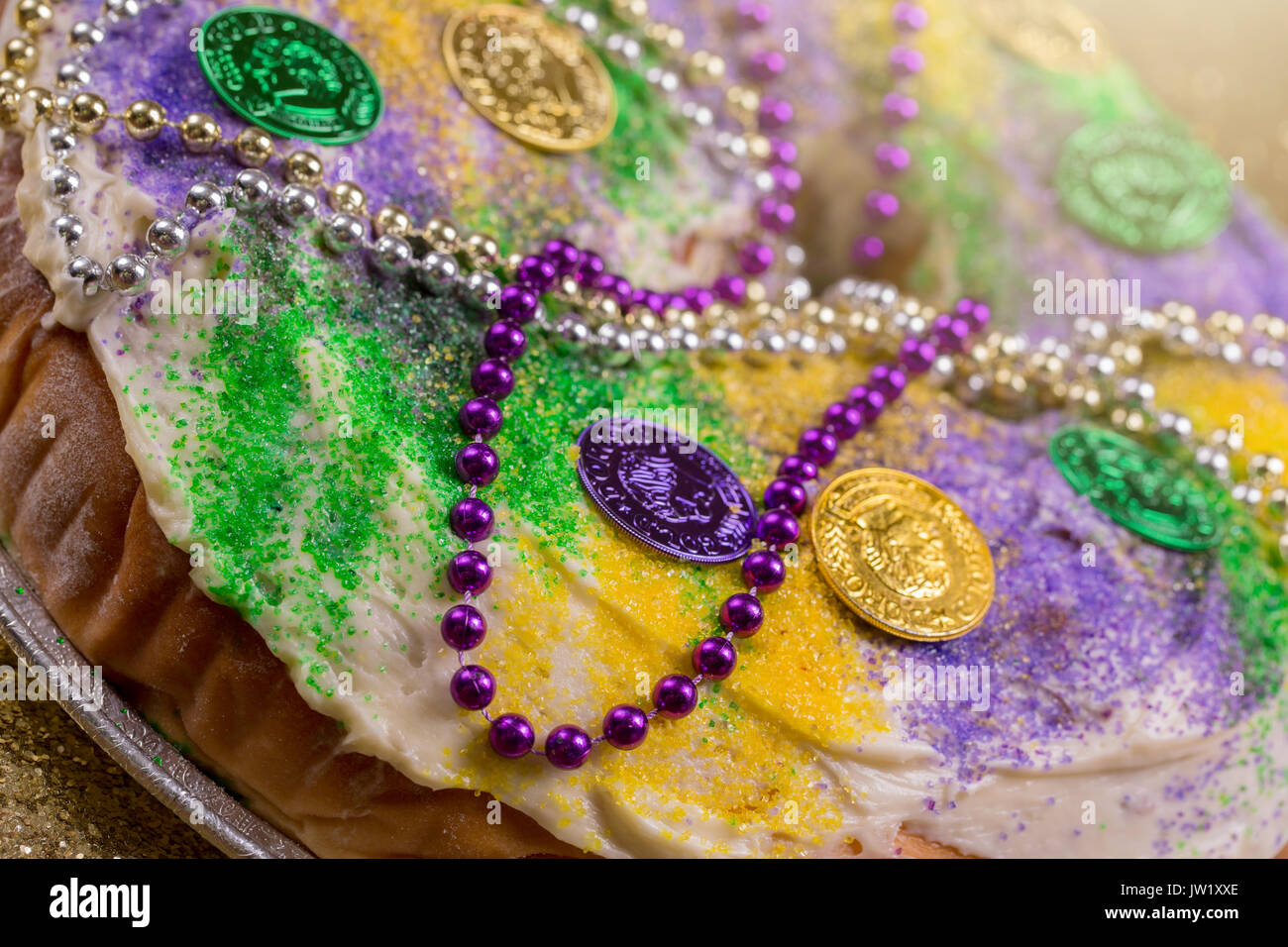 König Kuchen auf Gold Glitzer Stockfoto