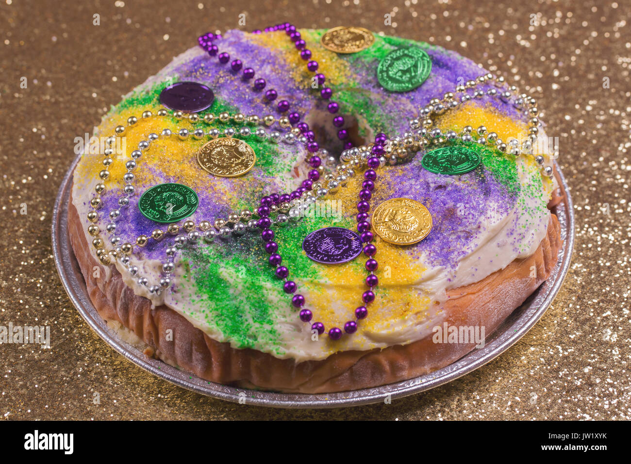 König Kuchen auf Gold Glitzer Stockfoto