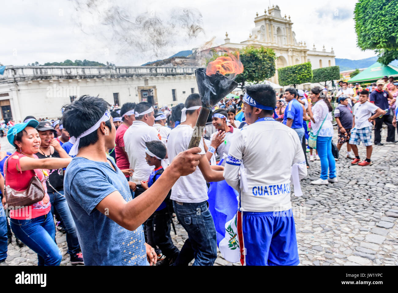Antigua, Guatemala - September 14, 2015: Einheimische mit Guatemaltekischen Flaggen & Leuchten Taschenlampen & Schlag Pfeifen während des guatemaltekischen Independence Day Feier Stockfoto