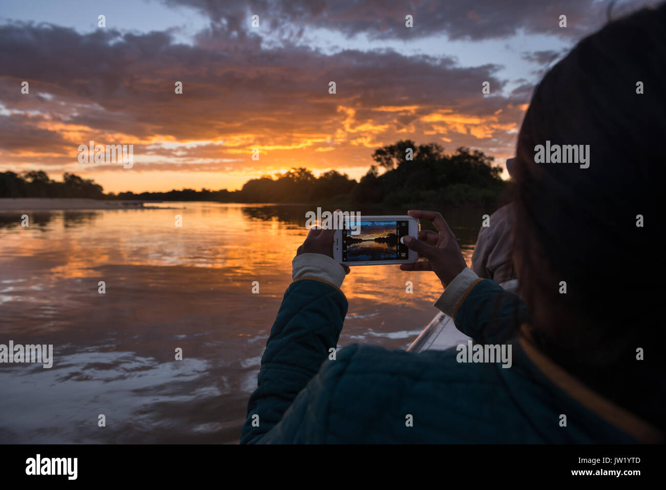 Touristen fotografieren den Sonnenuntergang mit einem iPhone Stockfoto