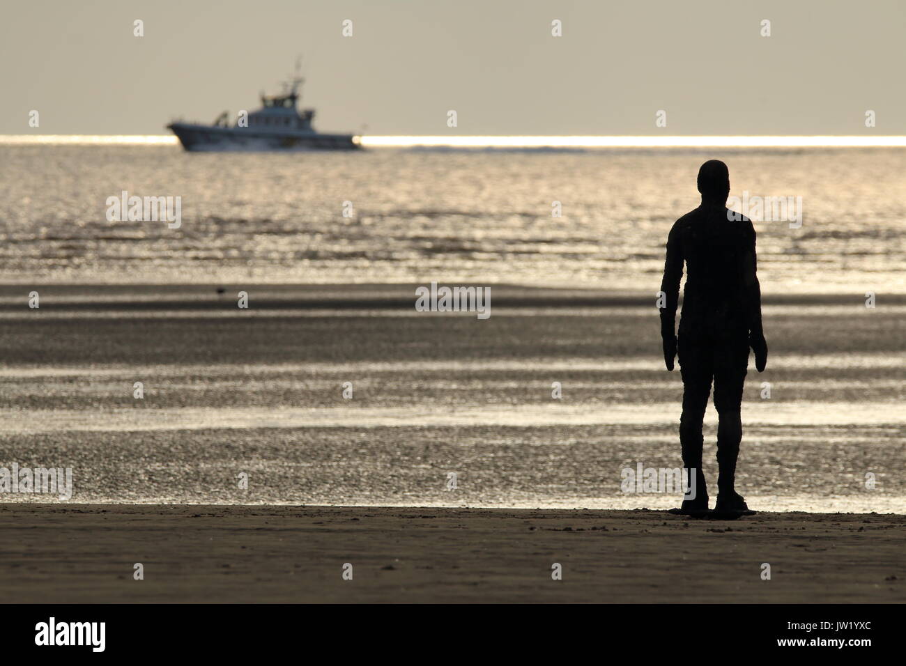 Ein weiterer Ort, 100 Gusseisen Figuren mit Blick auf das Meer von Sir Antony Gormley, Crosby Strand Stockfoto