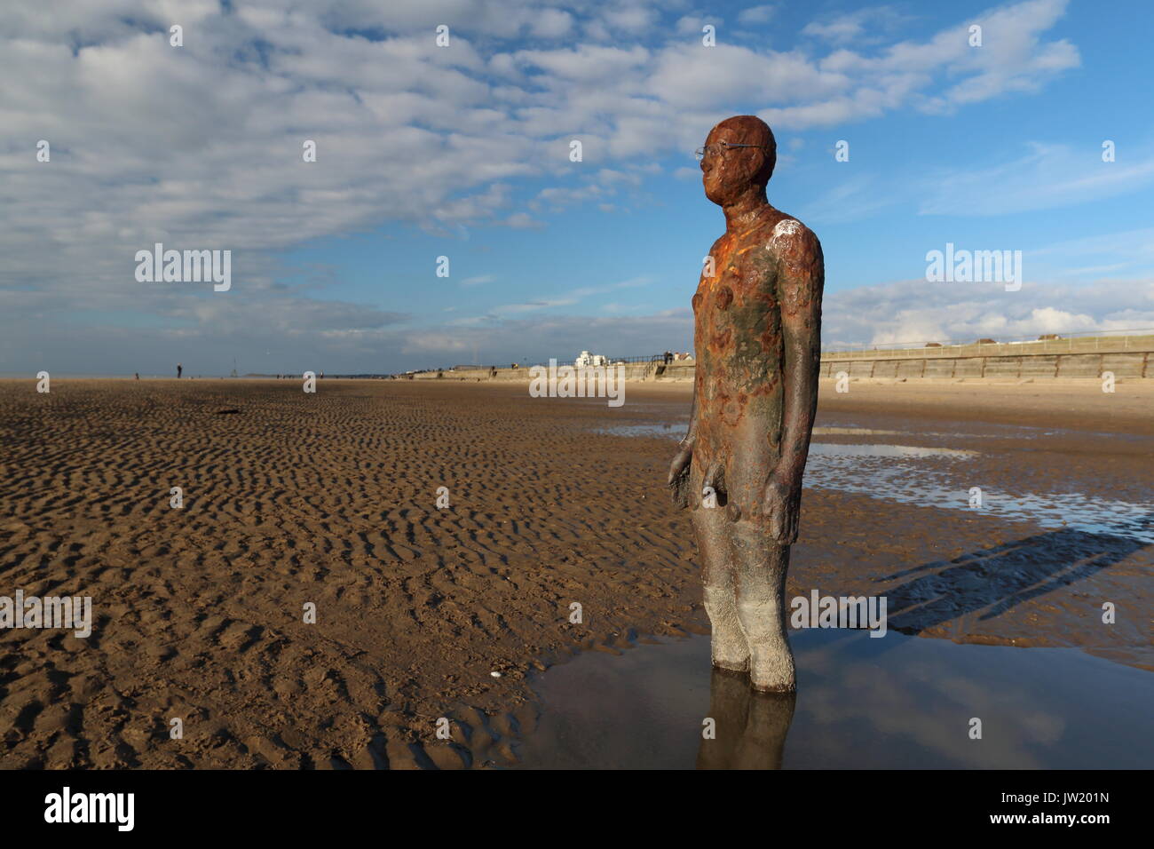 Ein weiterer Ort, 100 Gusseisen Figuren mit Blick auf das Meer von Sir Antony Gormley, Crosby Strand Stockfoto