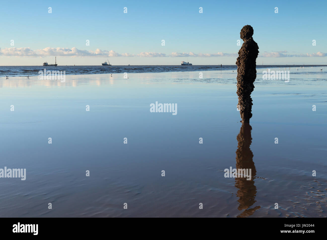 Ein weiterer Ort, 100 Gusseisen Figuren mit Blick auf das Meer von Sir Antony Gormley, Crosby Strand Stockfoto