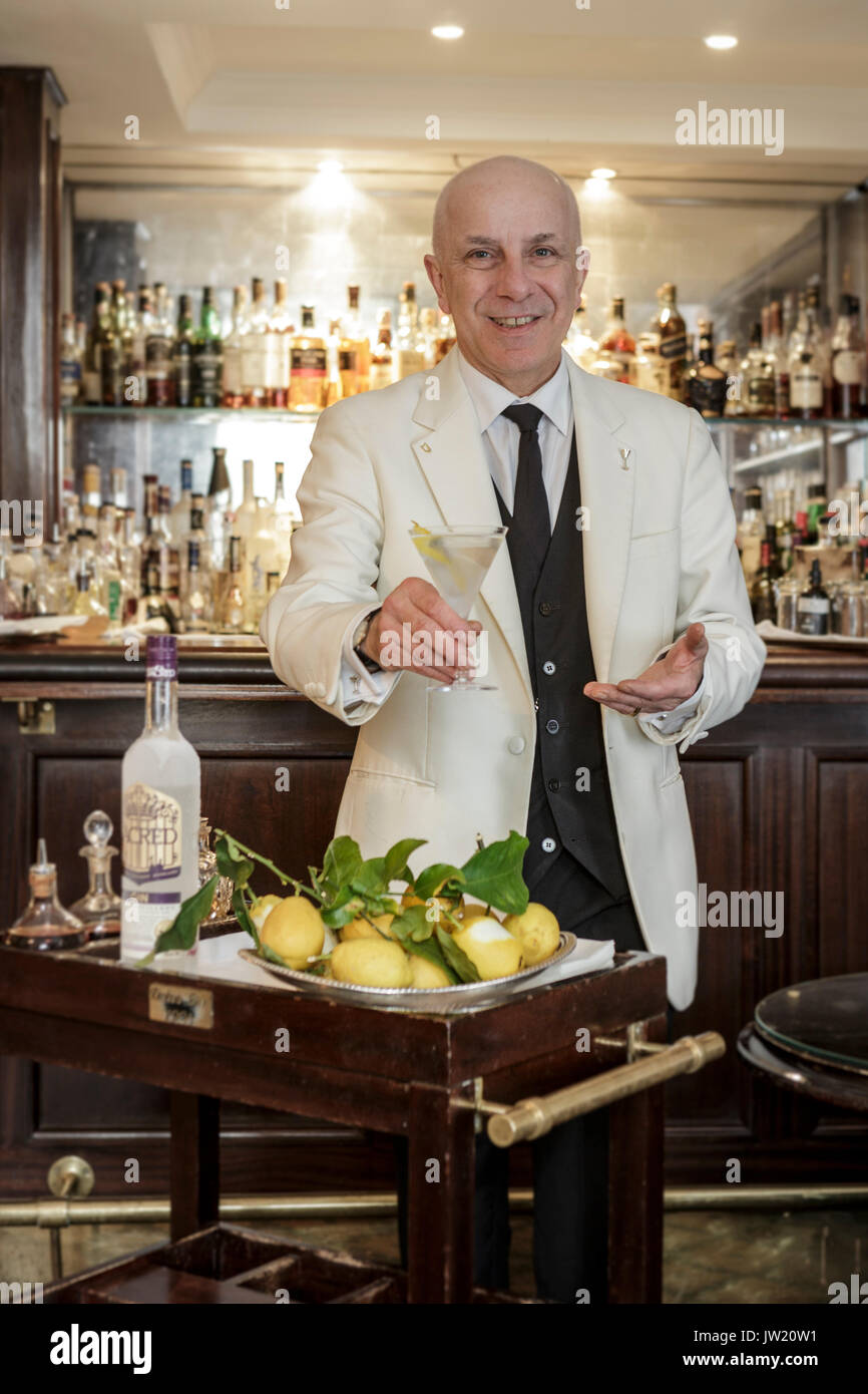 Alessandro Palazzi, Dukes Hotel, berühmten Cocktail Maker in einem der berühmtesten Londoner Herren Clubs Stockfoto