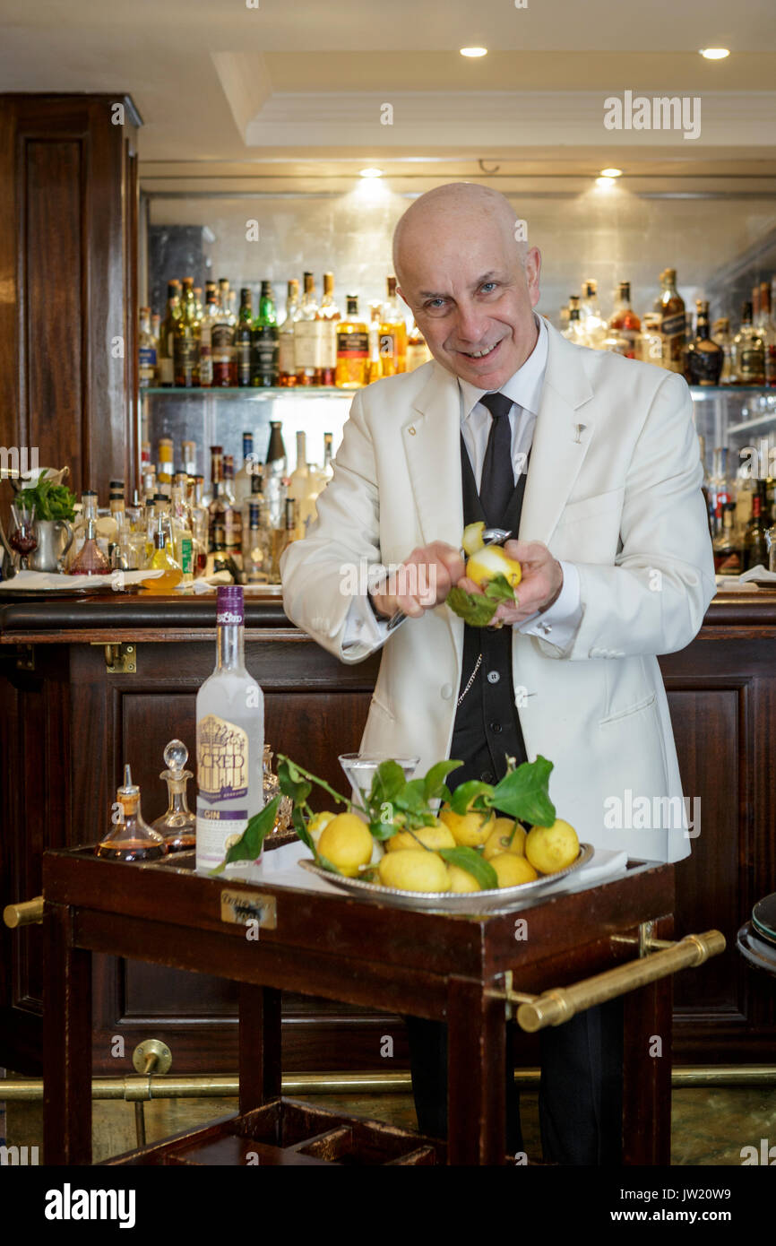 Alessandro Palazzi, Dukes Hotel, berühmten Cocktail Maker in einem der berühmtesten Londoner Herren Clubs Stockfoto