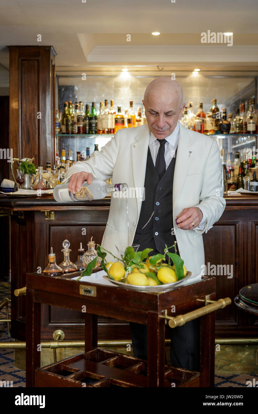 Alessandro Palazzi, Dukes Hotel, berühmten Cocktail Maker in einem der berühmtesten Londoner Herren Clubs Stockfoto