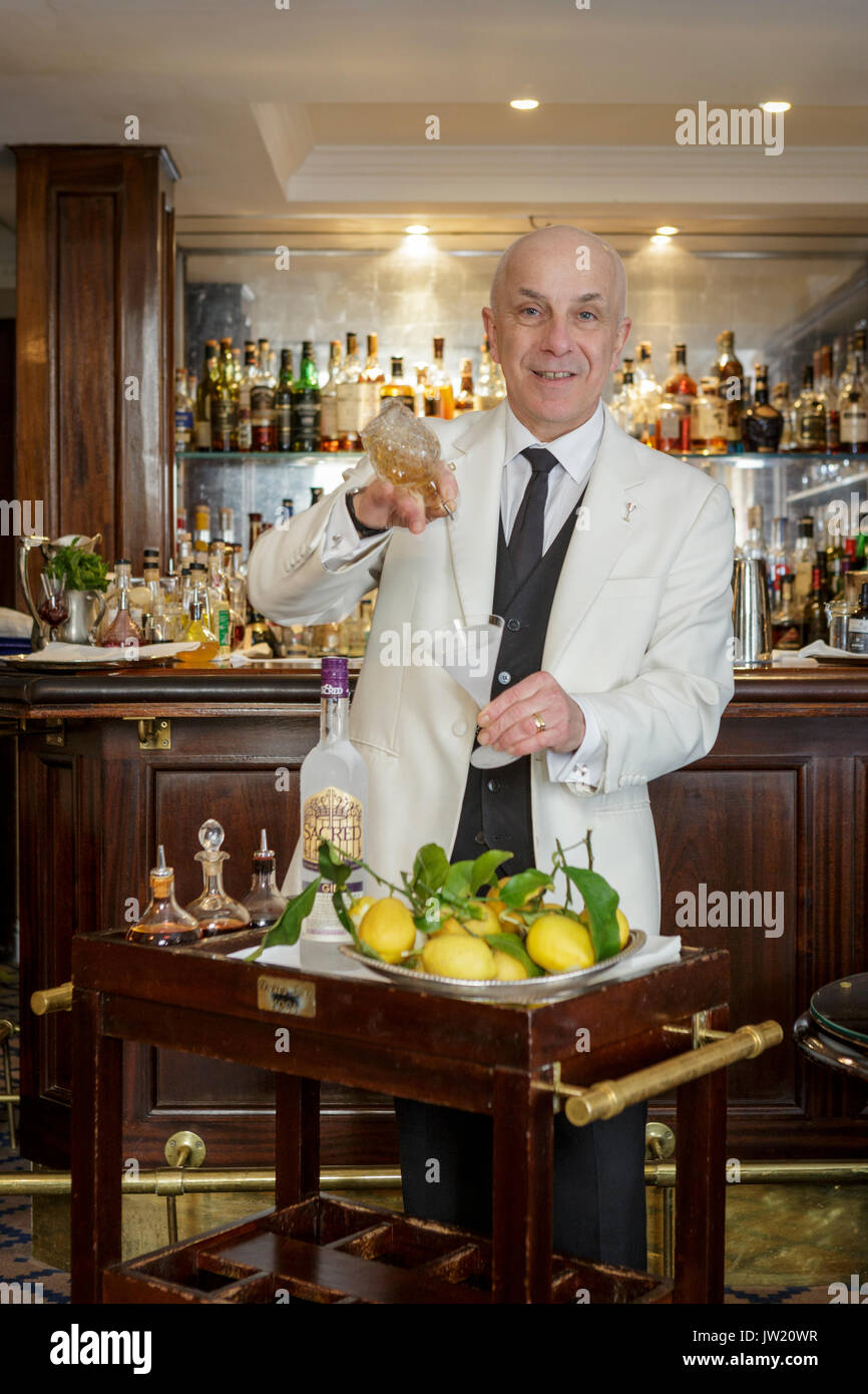 Alessandro Palazzi, Dukes Hotel, berühmten Cocktail Maker in einem der berühmtesten Londoner Herren Clubs Stockfoto
