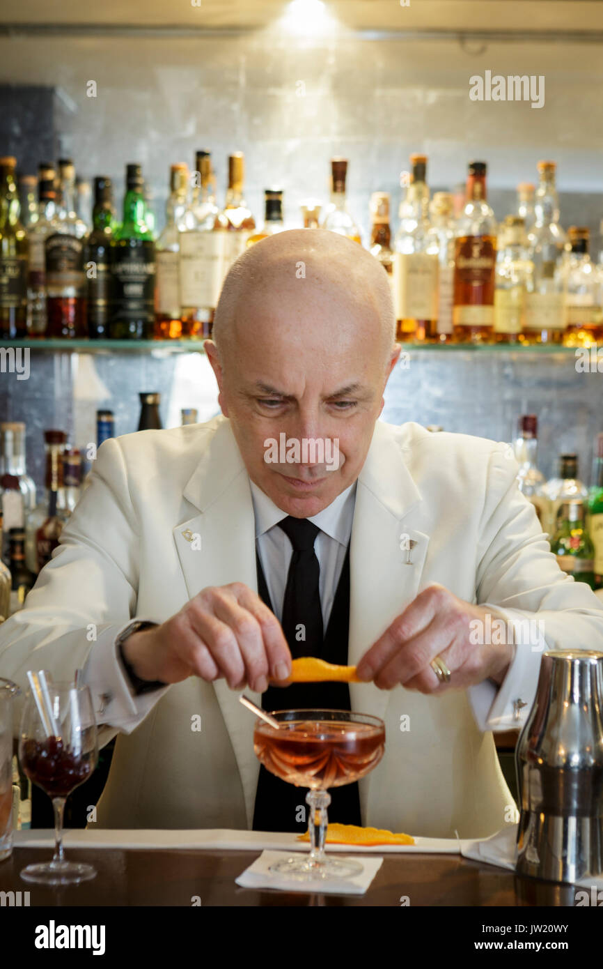 Alessandro Palazzi, Dukes Hotel, berühmten Cocktail Maker in einem der berühmtesten Londoner Herren Clubs Stockfoto
