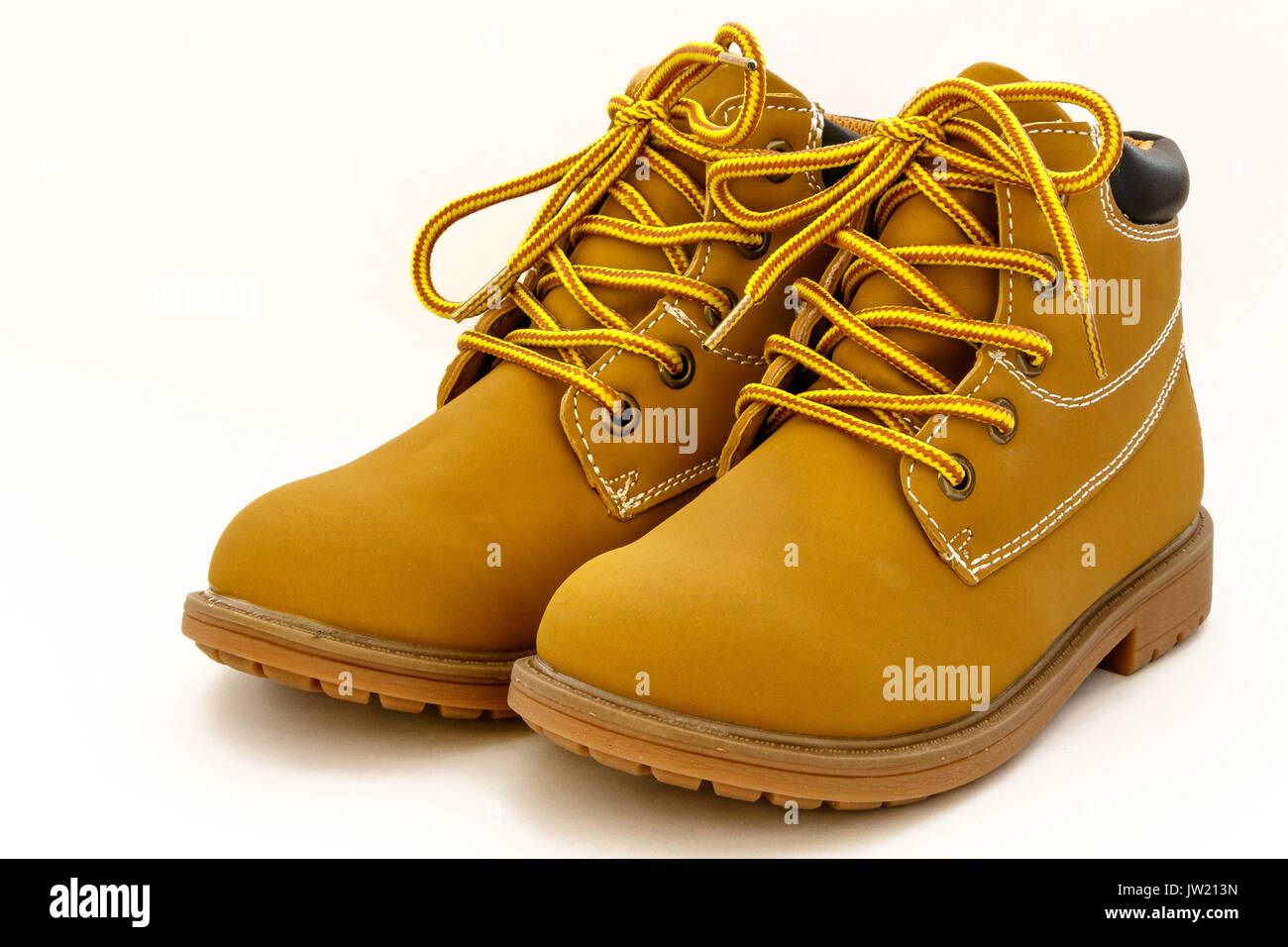 Ein paar knöchelhohe Schuhe der Marke neue Junge auf weißem Hintergrund. Stockfoto