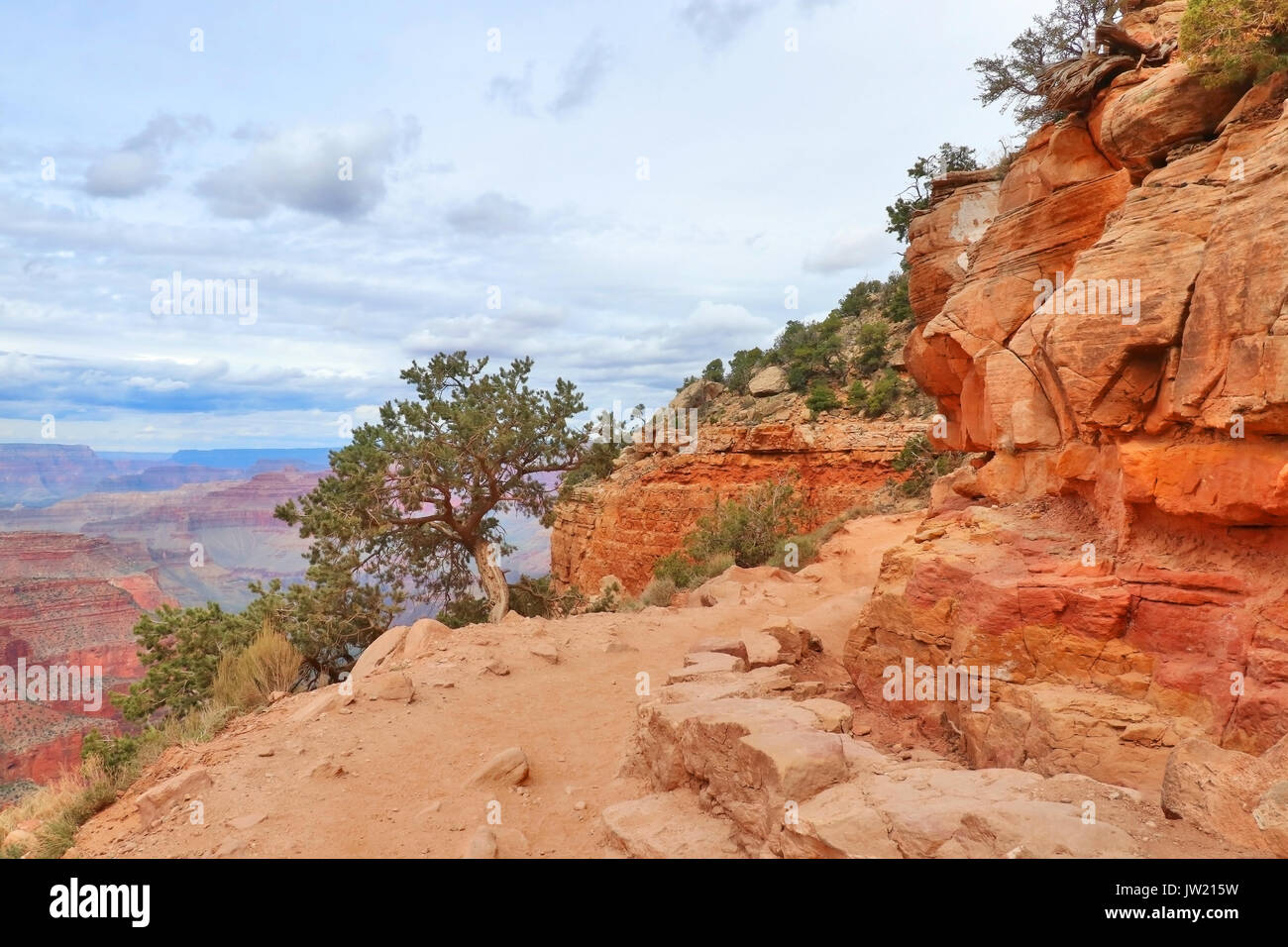 Erstaunliche Landschaft im Grand Canyon National Park, Arizona, USA. Blick auf rotem Sandstein Kaibab Trail, South Rim. Wandern im Grand Canyon. Natur b Stockfoto