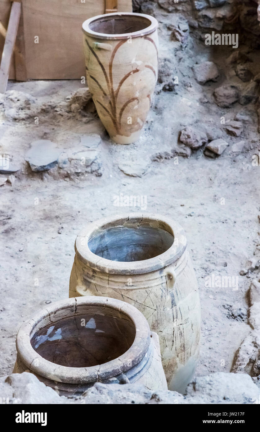 Steingut Gläser an den Ausgrabungen in Akrotiri, Santorini, prähistorische minoische Ruinen aus der Bronzezeit, jetzt ein Hallenbad archäologische Museum abgedeckt Stockfoto