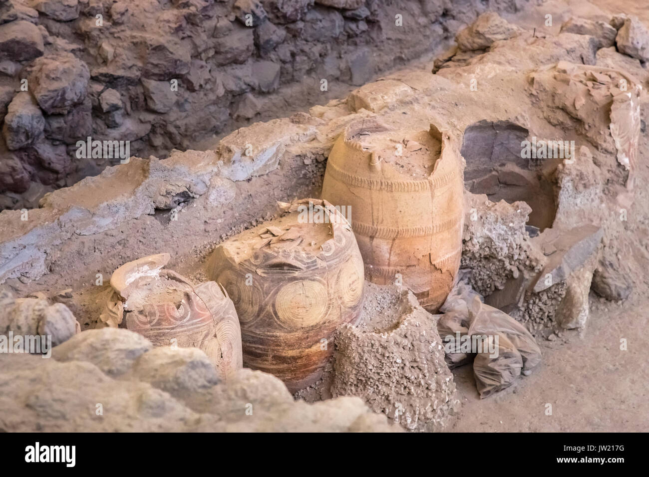 Steingut Gläser an den Ausgrabungen in Akrotiri, Santorini, prähistorische minoische Ruinen aus der Bronzezeit, jetzt ein Hallenbad archäologische Museum abgedeckt Stockfoto