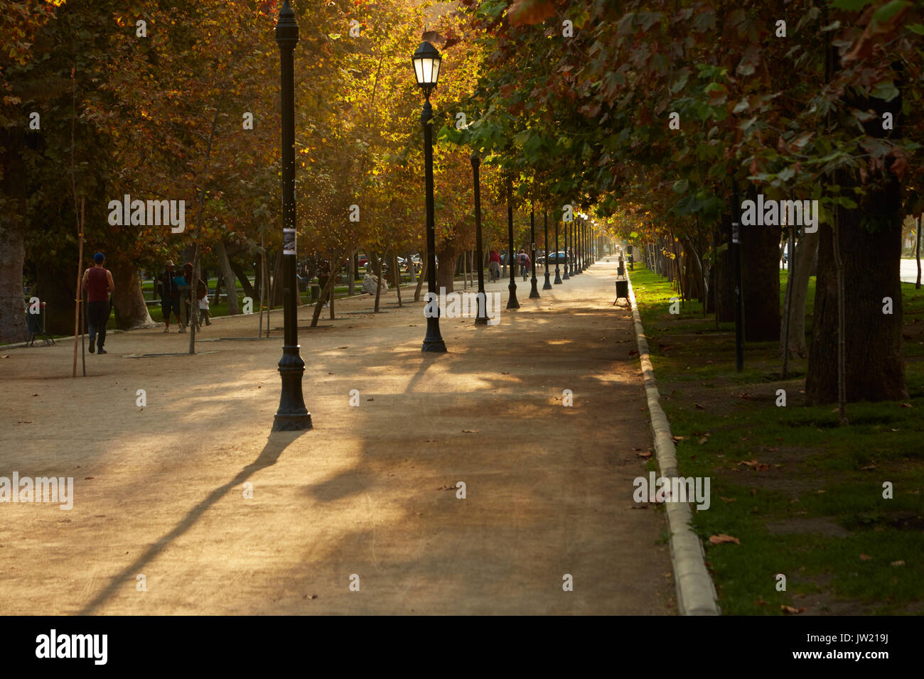 Rad- und Gehweg und Farben des Herbstes, Parque Forestal, Santiago, Chile, Südamerika Stockfoto