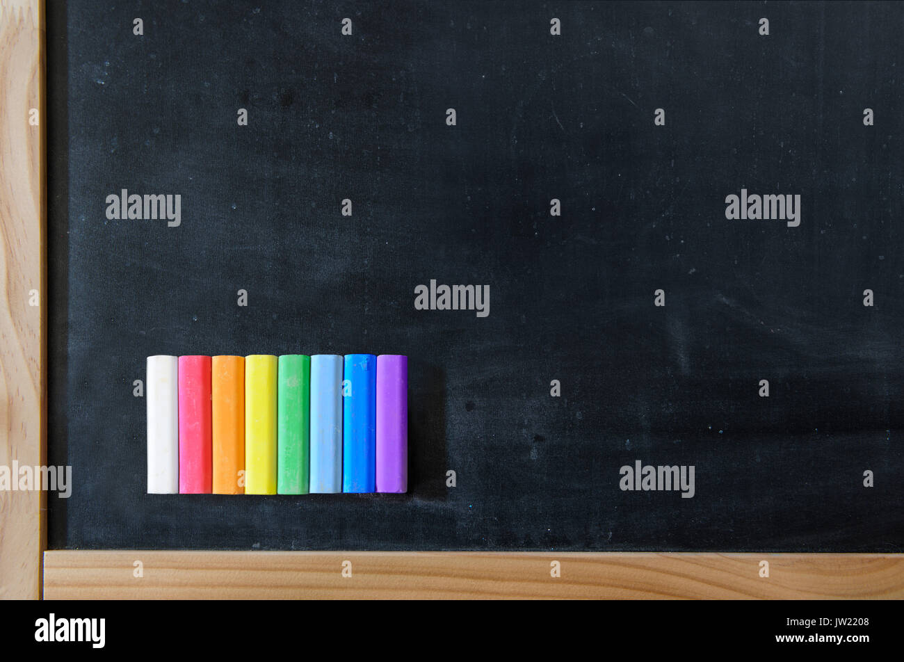 Schule-Brett mit einer Reihe von farbigen Buntstiften. Alle Farben des Regenbogens Stockfoto