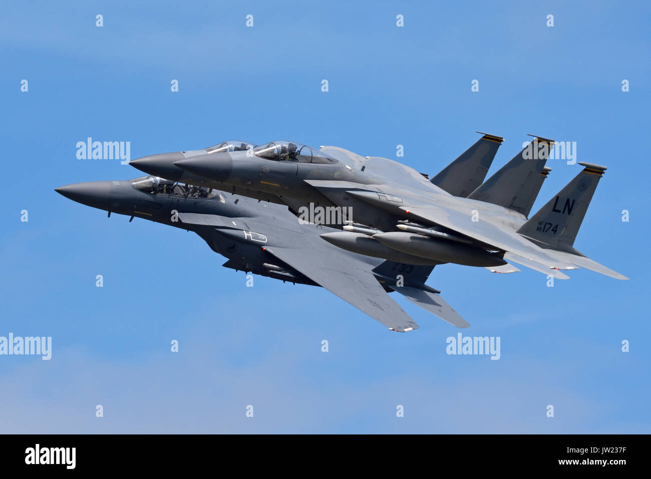Drei F-15-Kampfflugzeuge der US Air Force von RAF Lakenheath, zwei F-15C-Kampfflugzeuge und ein F-15E Strike Eagle-Mehrzweckjäger Stockfoto