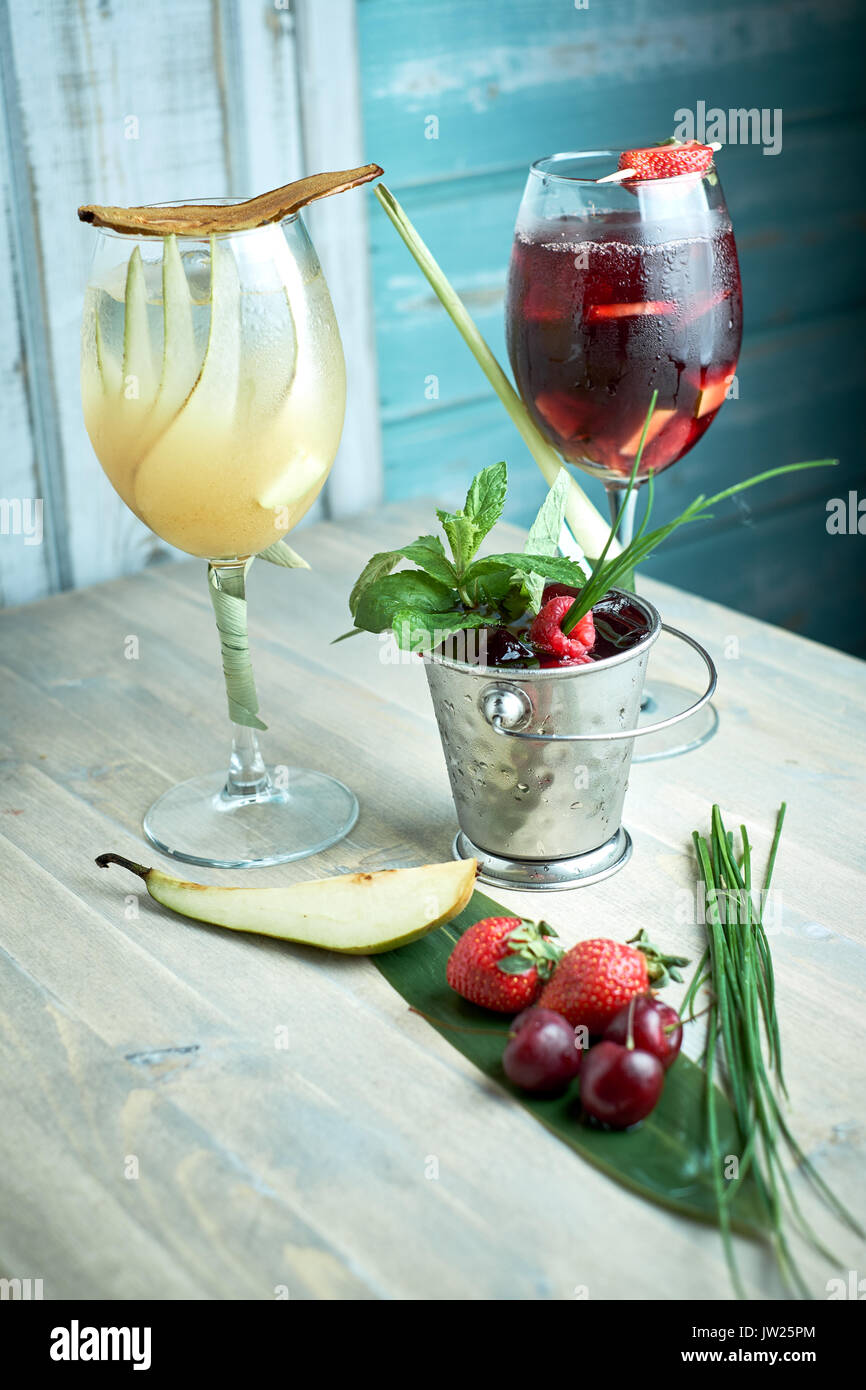 Erfrischende Sangria oder Lochen mit Früchten in Glas und Pincher jpg Stockfoto