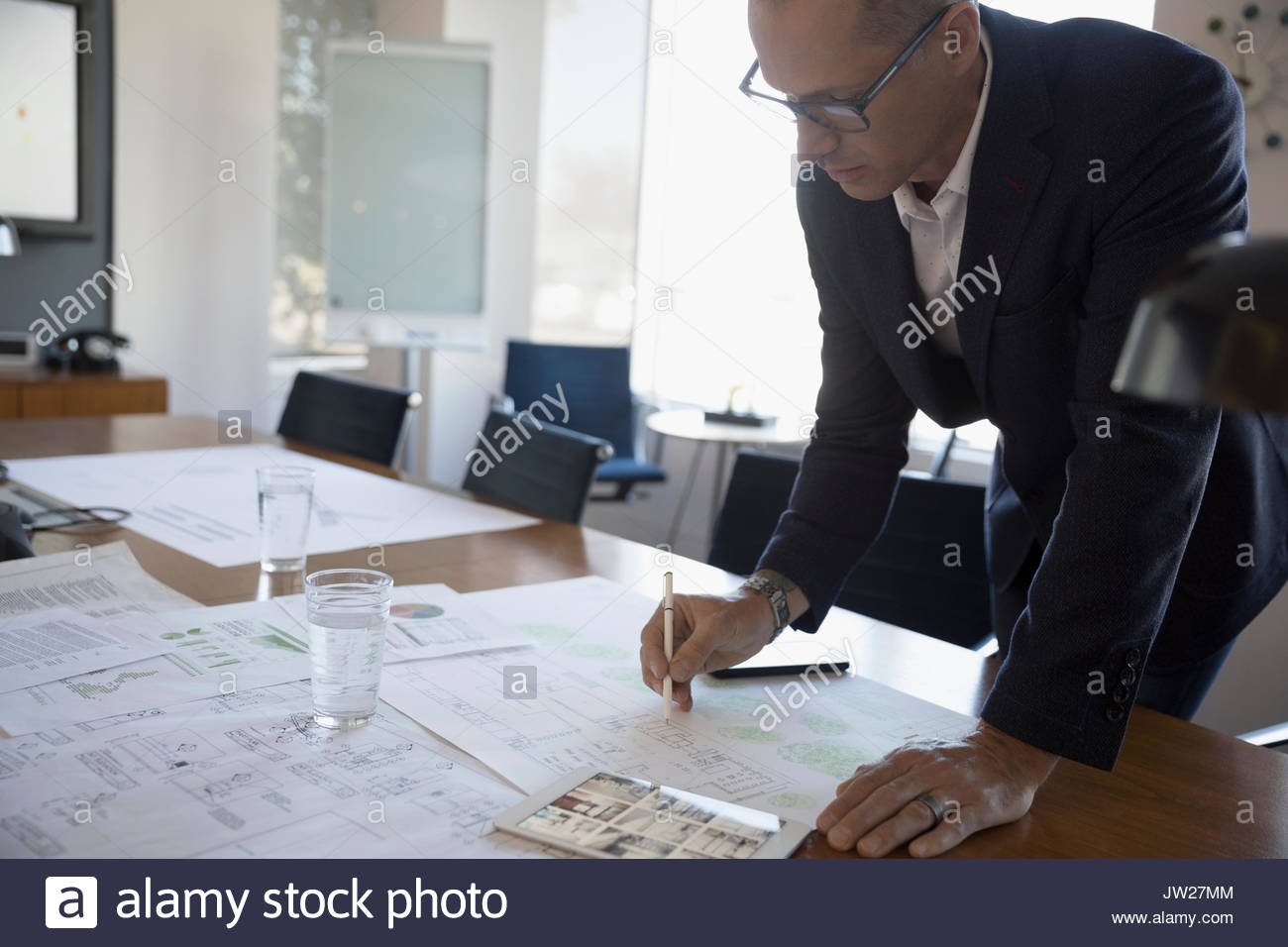 Männliche Architekt Überprüfung, Bearbeitung Blueprints in Konferenzraum Stockfoto