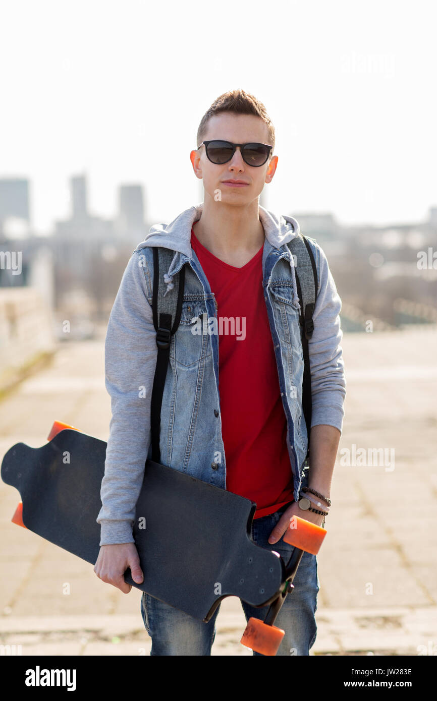 glücklich Jüngling oder Teenager mit longboard Stockfoto