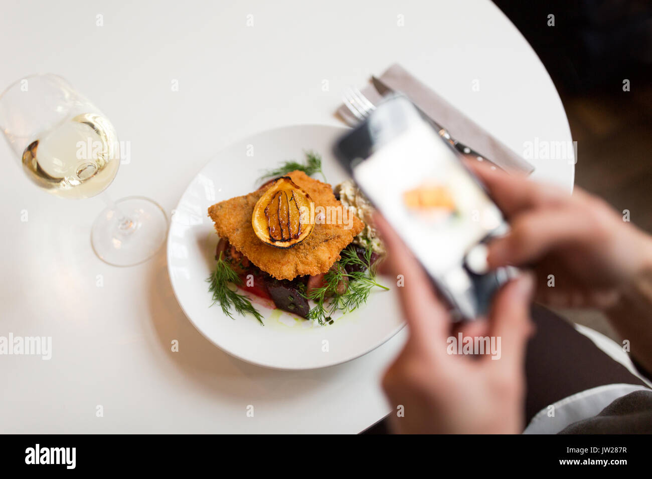 Frau mit Smartphone fotografieren Essen im café Stockfoto