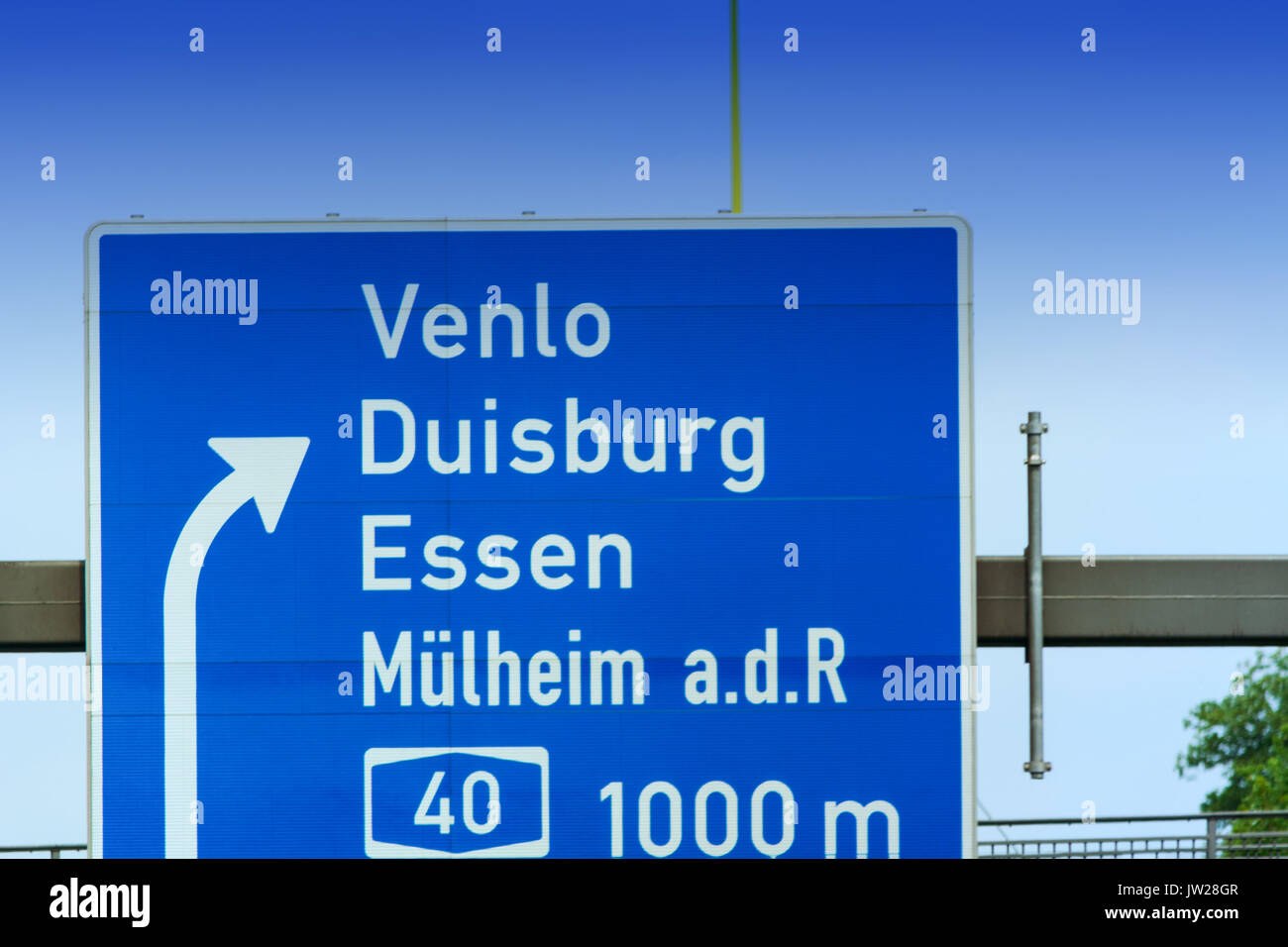 Autobahn-Schild, direktionale unterzeichnen auf der Autobahn A 3, Richtung Venlo, Duisburg, Essen, Mülheim an der Ruhr, Oberhausen, Arnheim und Autobahn überqueren Ka Stockfoto