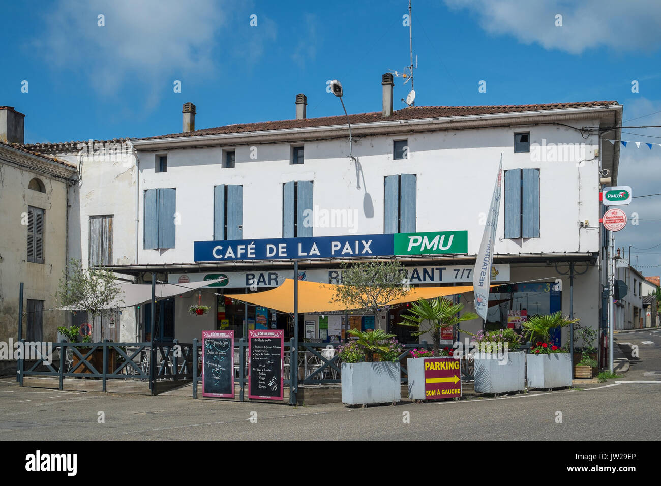 Café de la Paix, Roquefort, Lot-et-Garonne, Frankreich. Stockfoto