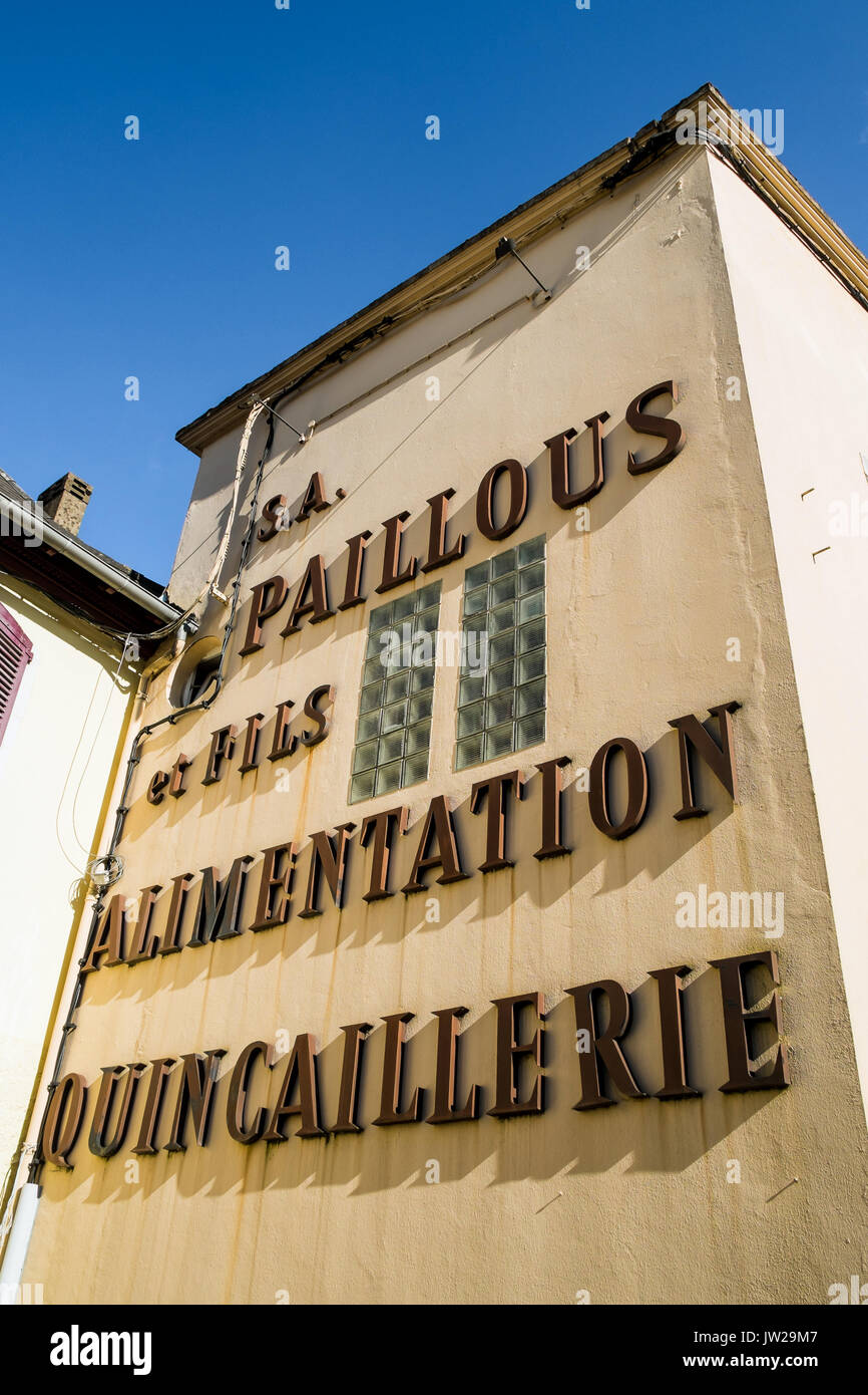 Alte Mauer Zeichen für Eisenwaren shop, Monein, Pyrénées-Atlantiques, Frankreich. Stockfoto