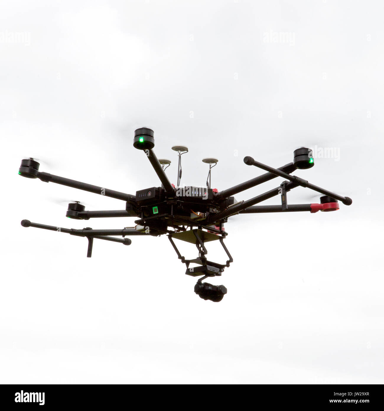 Drone Pilot Vorbereitung und Fliegen eine Drohne/UAV Stockfoto