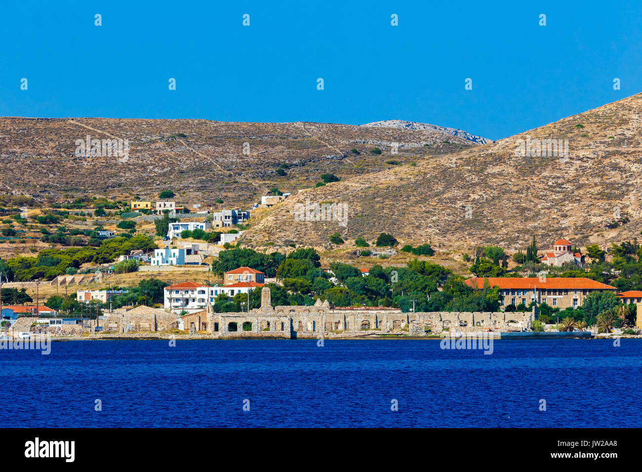 Alten, verlassenen baufälligen Gebäuden in der Nähe von Cairo, Syros, Griechenland. Es gibt eine Menge alte verlassene Gebäude in der Gegend, die geplant sind renoviert werden Stockfoto