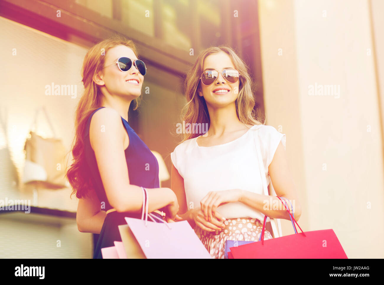 junge Frauen mit Einkaufstaschen und Kaffee Shop Stockfoto