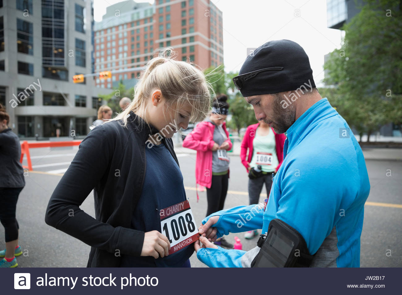 Mann, Frau auf Marathon bib auf Urban Street Stockfoto
