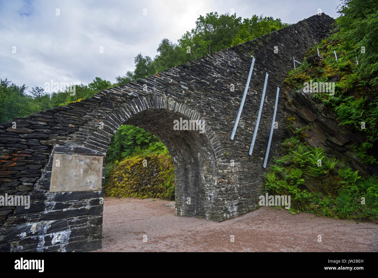 Schiefer arch und schiefe Ebene am Ballachulish Schiefergrube in Lochaber, Highland, Schottland, UK Stockfoto