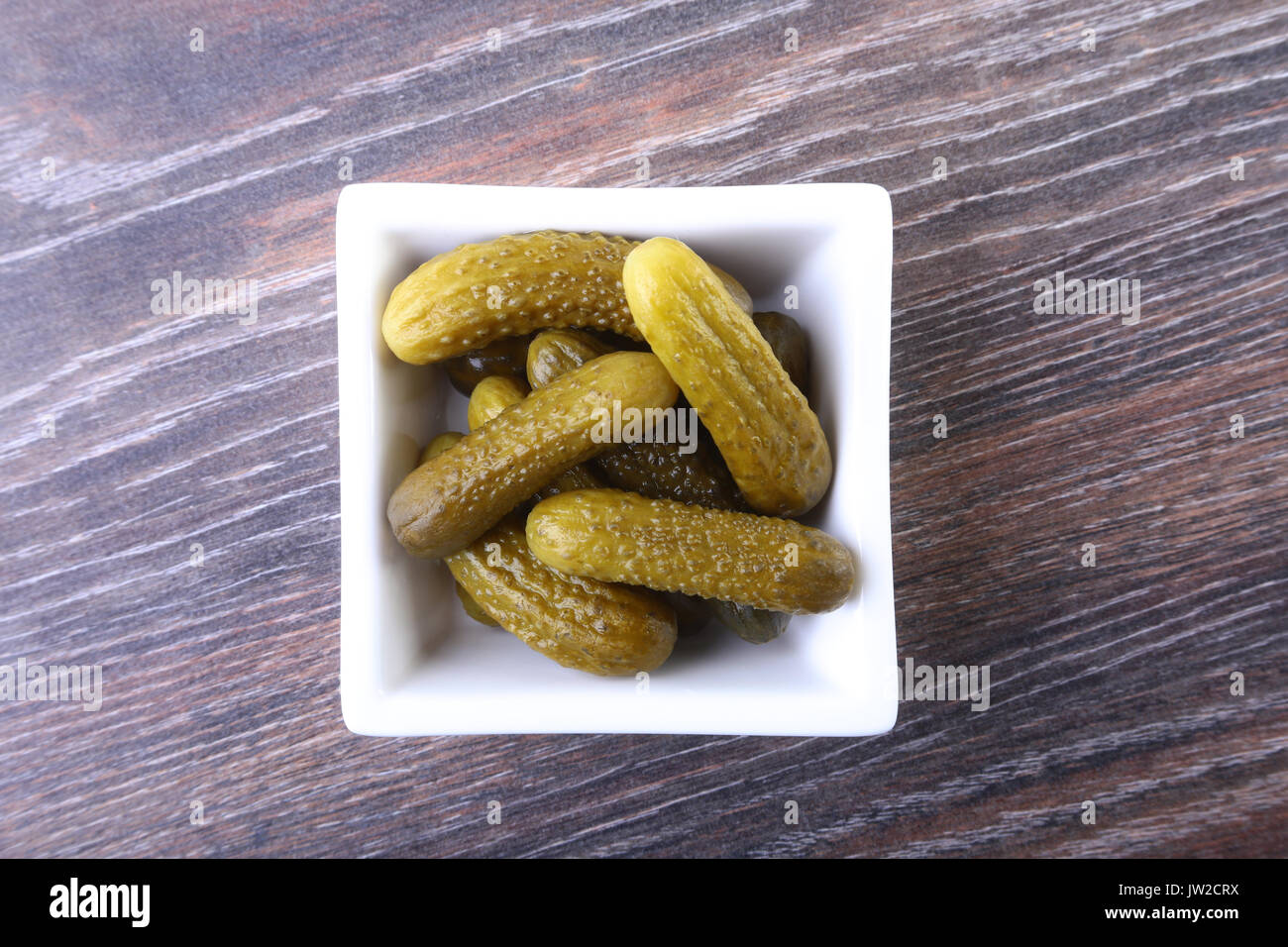 Schüssel mit eingelegten Gurken, Gurken auf hölzernen Hintergrund schliessen. Pickles. Stockfoto