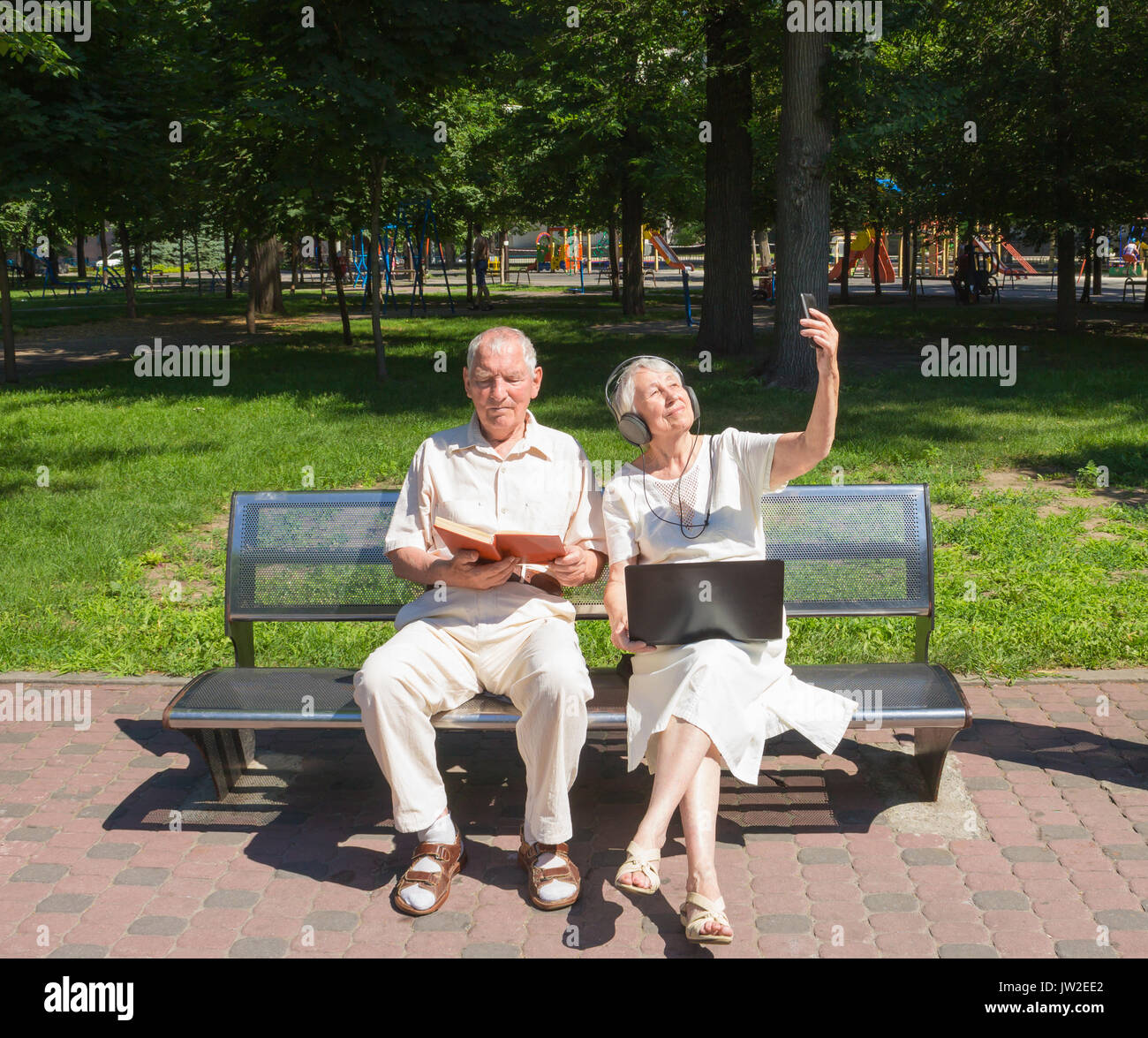 Das glückliche Ehepaar im Sommer auf einem Spaziergang Stockfoto