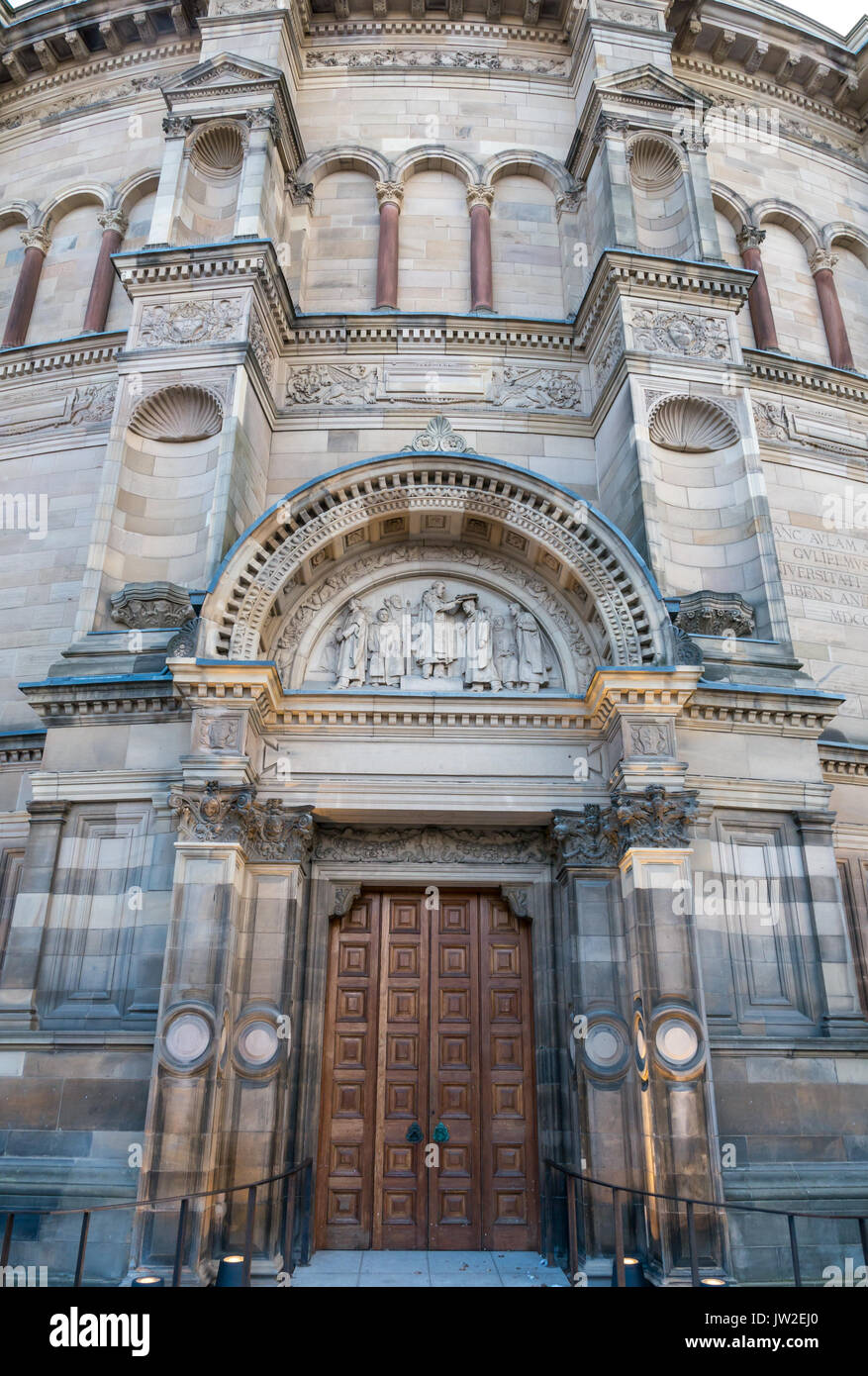 Grand Tür der Neu Restaurierten verzierten McEwan Hall, Universität Edinburgh Graduierung Hall, Edinburgh, Schottland, Großbritannien, im Abendlicht Stockfoto