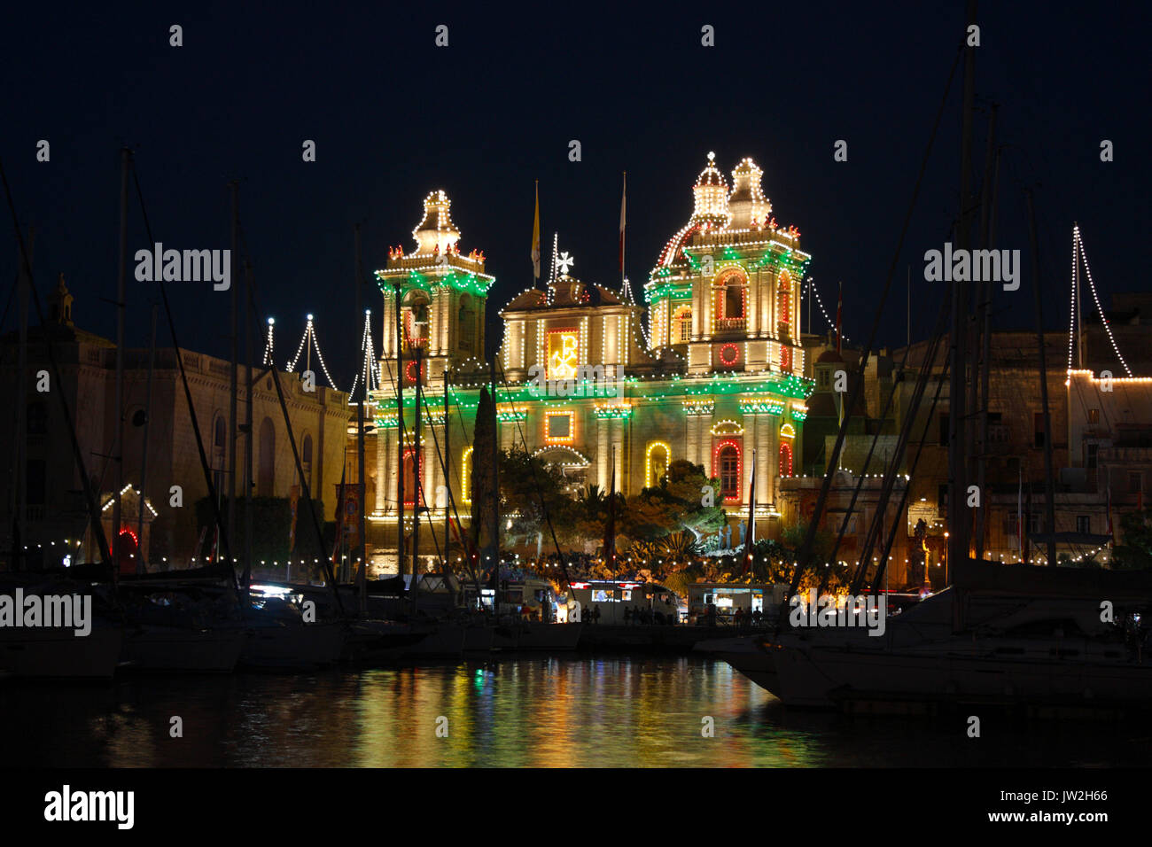 Die katholische Kirche St. Lawrence in Birgu (Vittoriosa), Malta, leuchtet für das jährliche Fest zum Gedenken an den heiligen. Religion und Christentum in Europa. Stockfoto