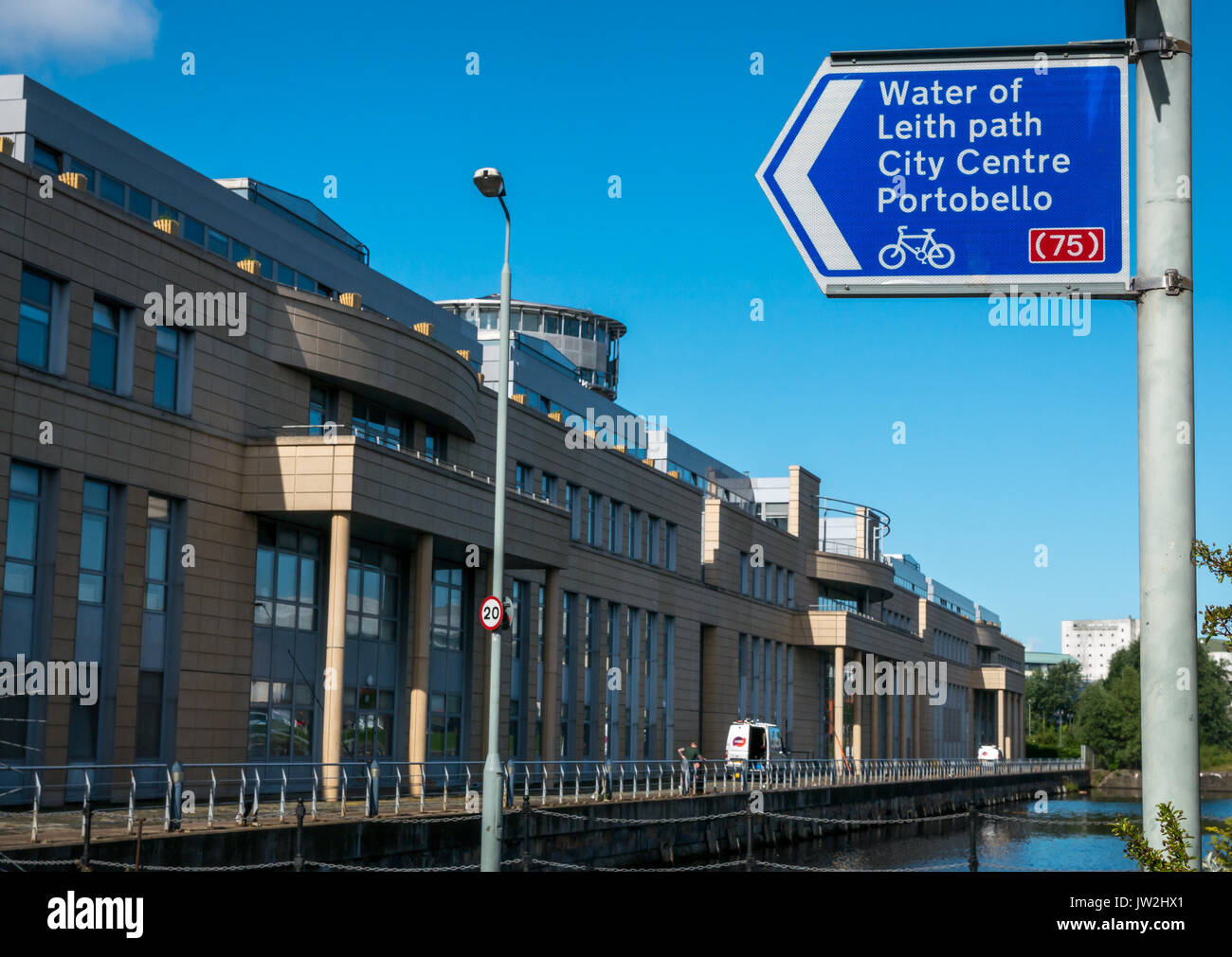 Dock Seite, Victoria Quay, Schottische Regierung Bürogebäude, Leith, Schottland, Großbritannien, mit Hinweisschild auf Wasser von Leith, Stadtzentrum und der Portobello Stockfoto