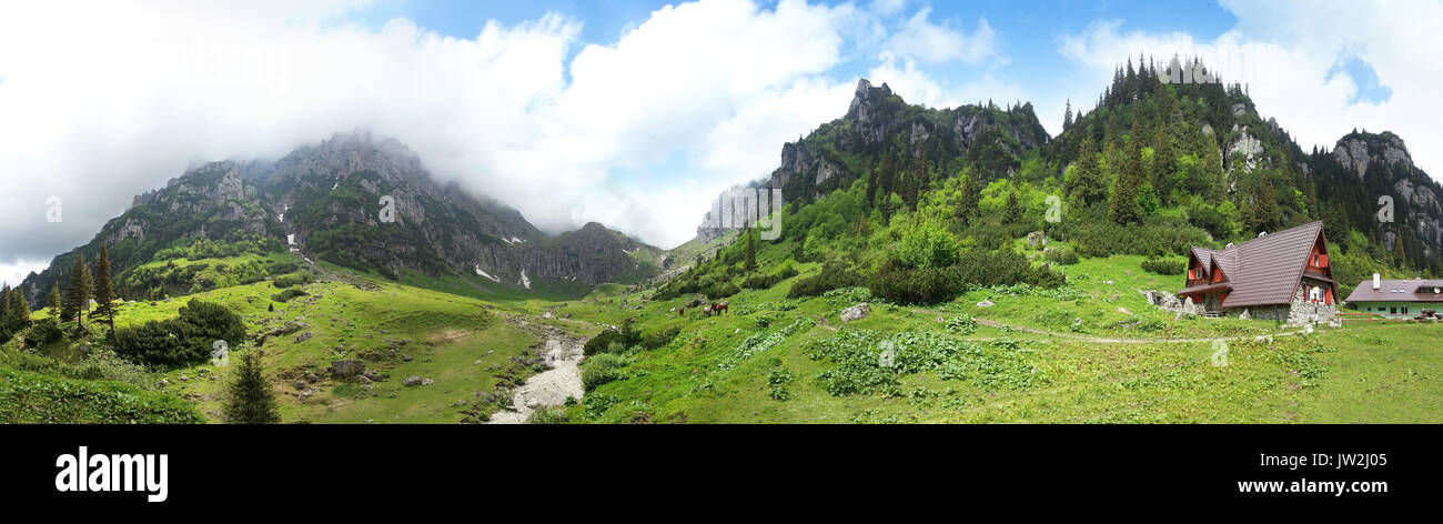 Panoramablick auf Mount Bucegi am Sommer, Teil der Karpaten reichen von Rumänien Stockfoto