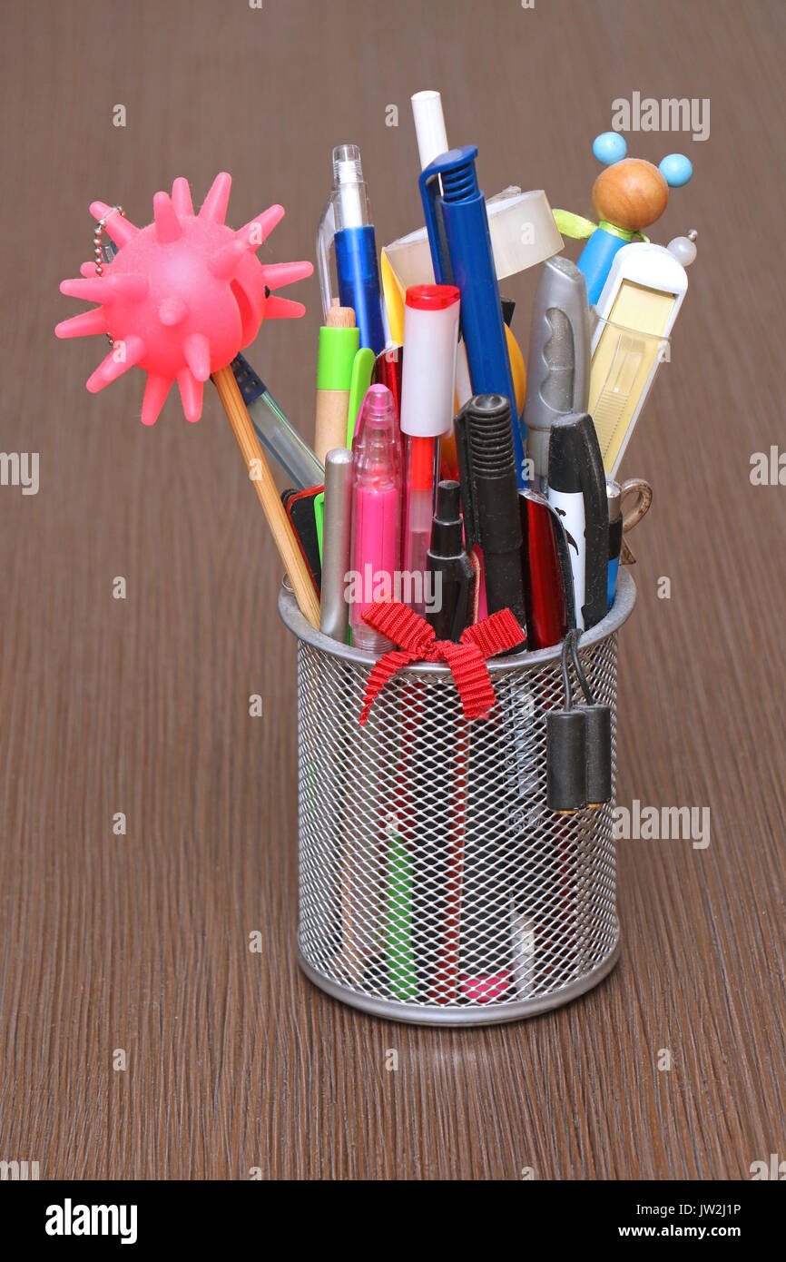 Bunte Schule Bleistifte in Metall Glas Container Stockfoto