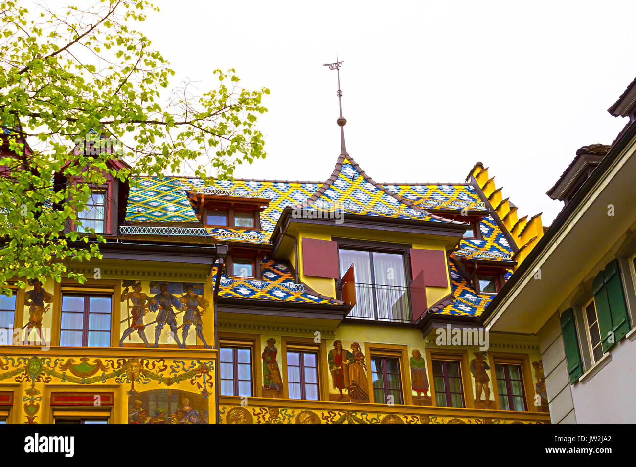Wunderschön bemalte Fassade mit Fensterläden in der Altstadt von Luzern,  Schweiz Stockfotografie - Alamy