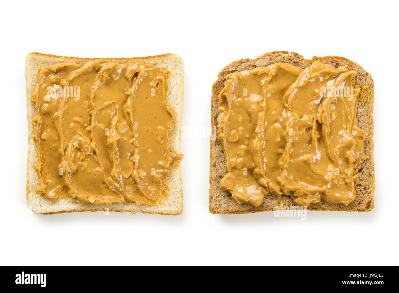 Foto von zwei Schichten von Weiß- und Vollkornbrot in Erdnussbutter überzogen, auf weiße isoliert. Stockfoto