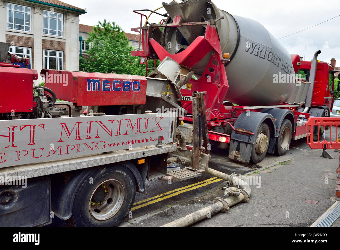 Beton pumpen Lkw teamed oben mit einem Ready-mix Betonmischer LKW für eine inländische Sanierung Stockfoto