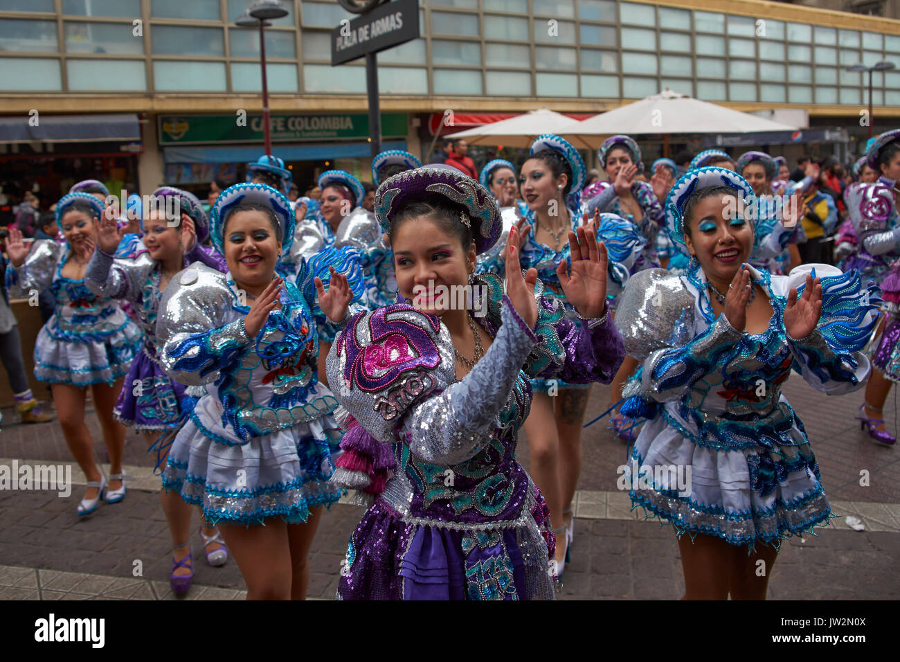 Caporales Dance Group durch das Zentrum von Santiago, Chile, Tag der Unabhängigkeit von Bolivien zu markieren. Stockfoto