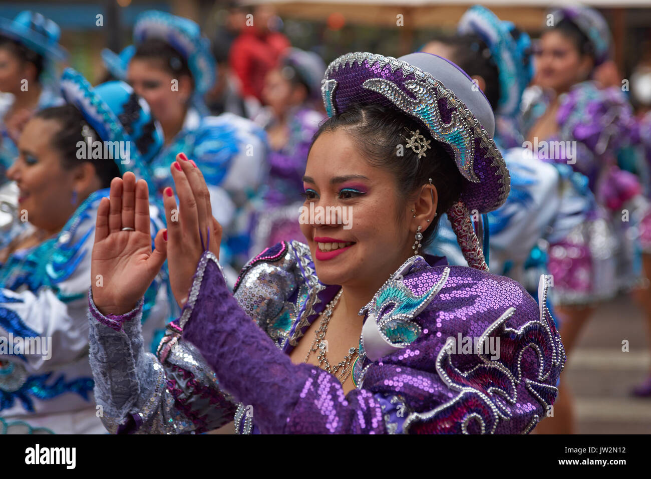 Caporales Dance Group durch das Zentrum von Santiago, Chile, Tag der Unabhängigkeit von Bolivien zu markieren. Stockfoto