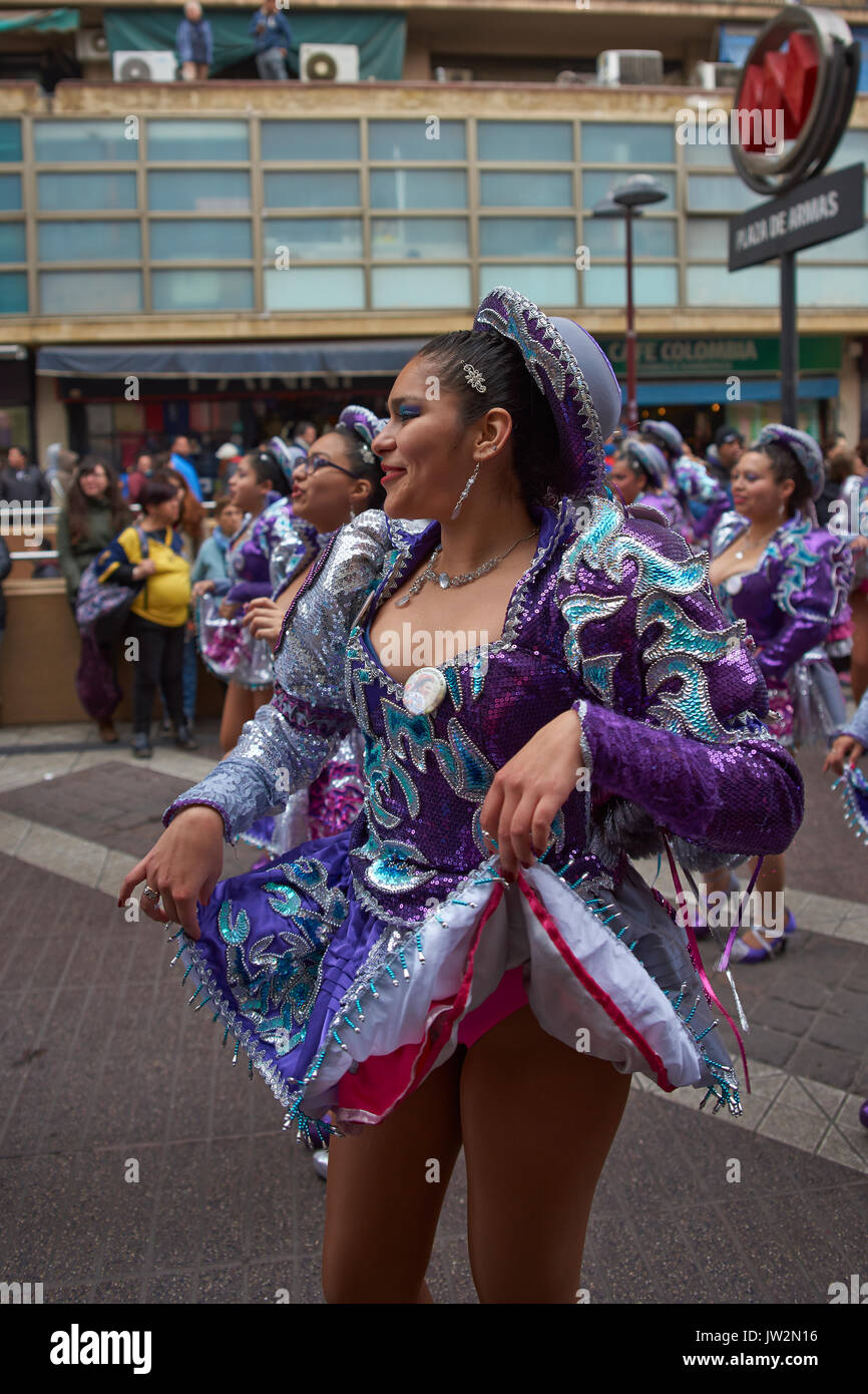 Caporales Dance Group durch das Zentrum von Santiago, Chile, Tag der Unabhängigkeit von Bolivien zu markieren. Stockfoto
