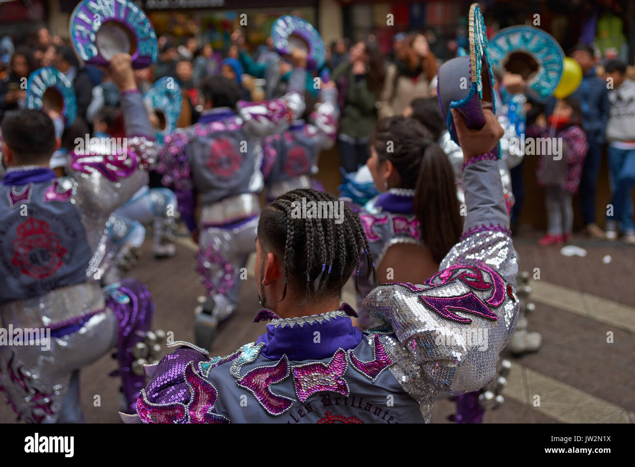 Caporales Dance Group durch das Zentrum von Santiago, Chile, Tag der Unabhängigkeit von Bolivien zu markieren. Stockfoto